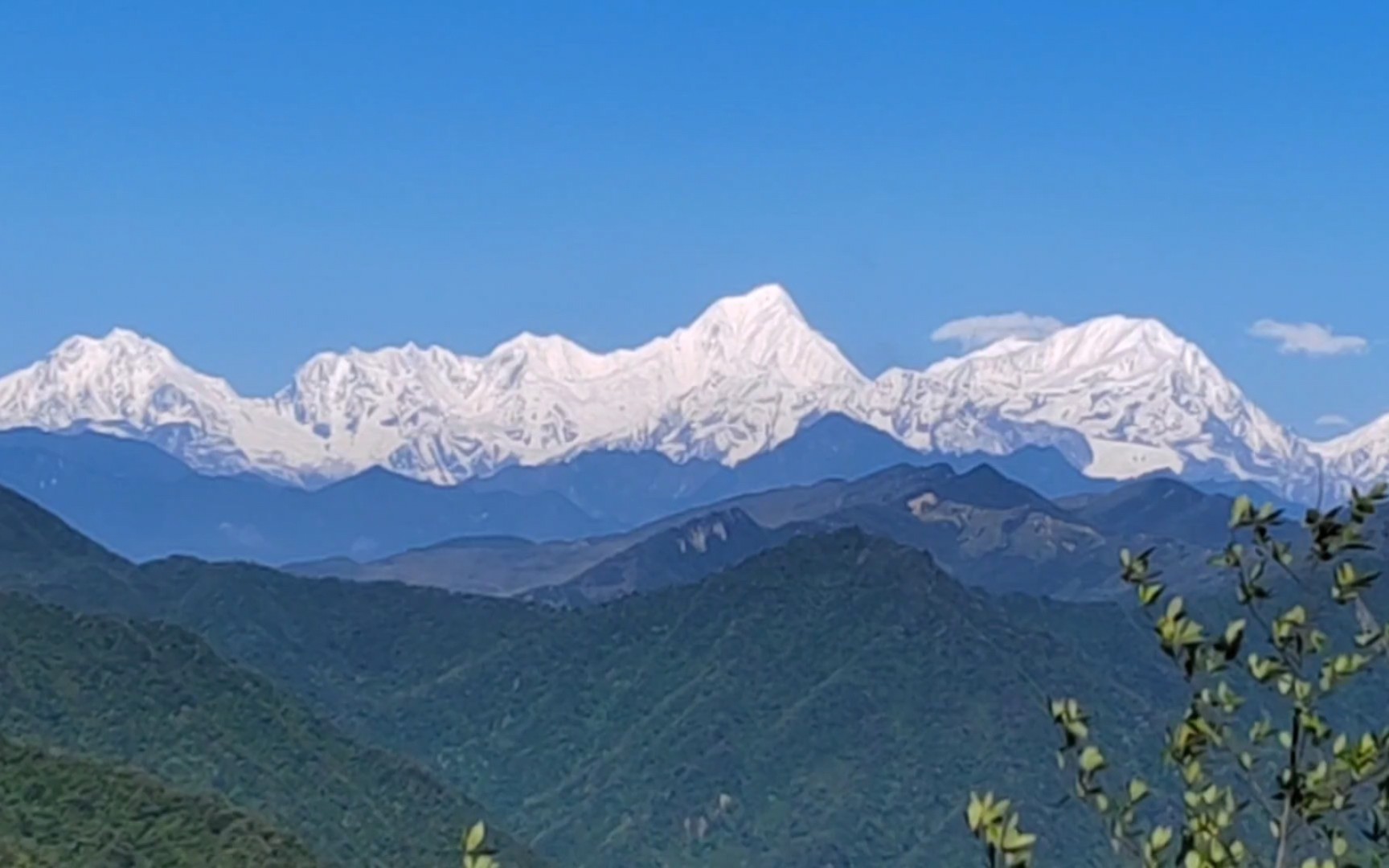 贡嘎雪山和四姑娘山同框,体验双倍快乐