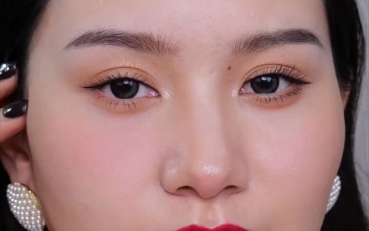 一看就会的自然款眼线小尾巴我们在画眼尾小尾巴的时候就是要快速