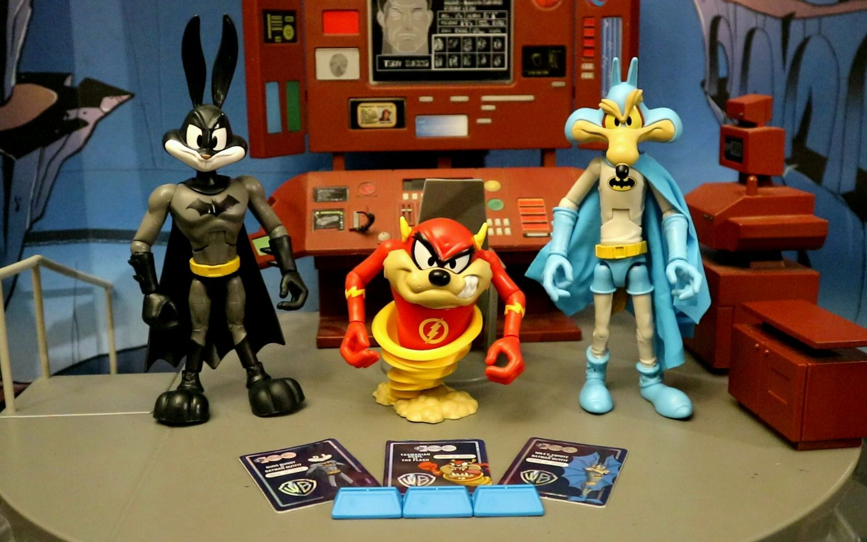 [图]Head Start Bugs Bunny Wiley Coyote As Batman Looney Tunes DC 100th Anniversary