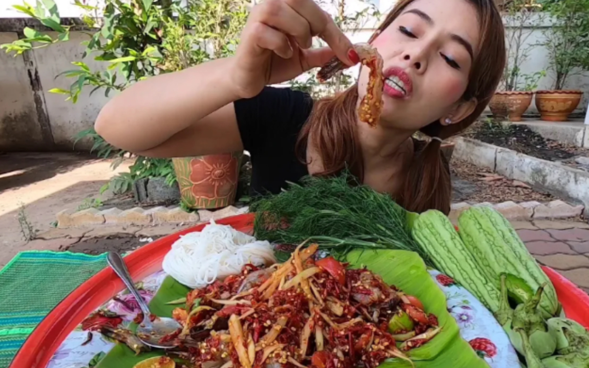 泰国美女吃播:鲜虾 木瓜沙拉 还有火腿肠