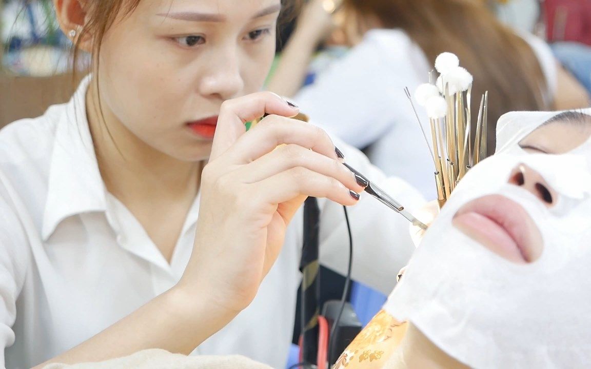 【越南】皇帝般享受的理发店 手法专业