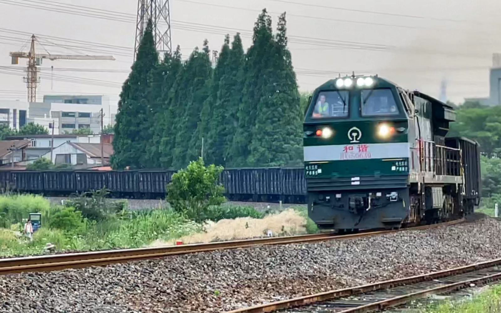 宁芜铁路hxn5牵引上行货列通过慈湖站北侧大弯道