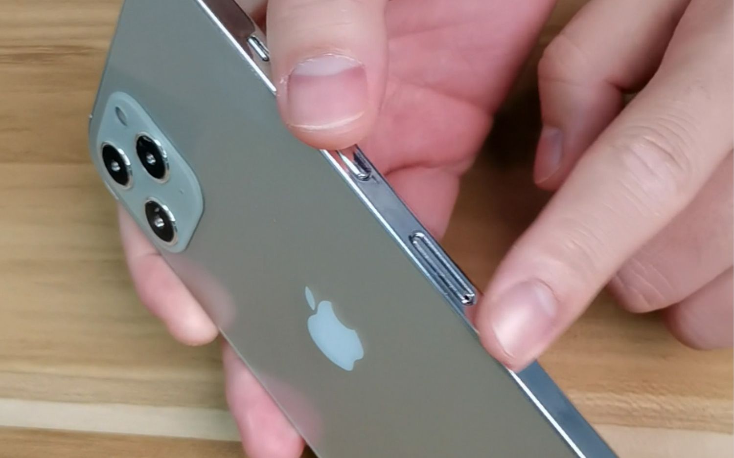 iphone 12直角边框,难道苹果比锤子更牛,就不硌手了?