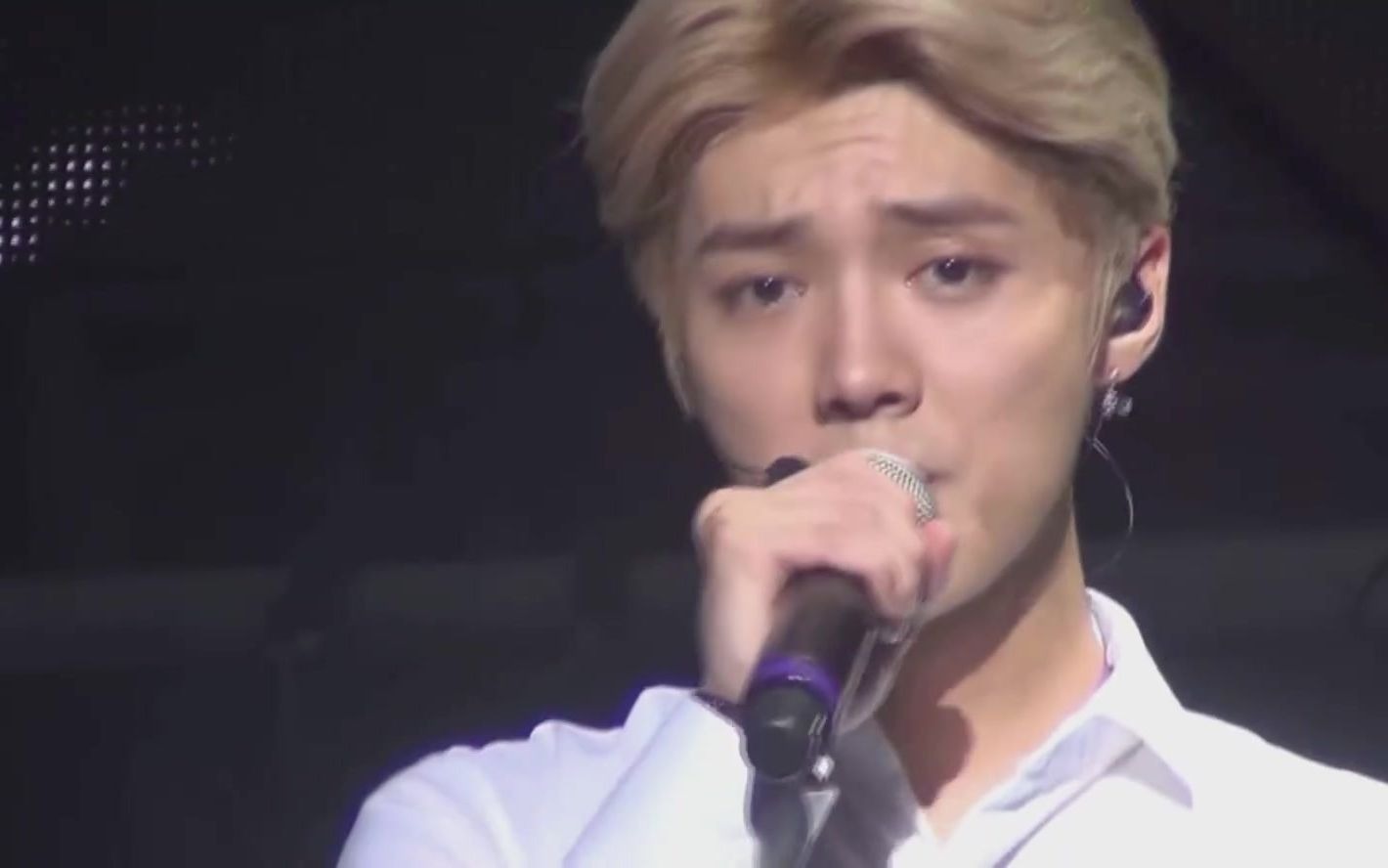 [图]饭拍鹿晗 Baby don`t cry（EXO成员时期140817）