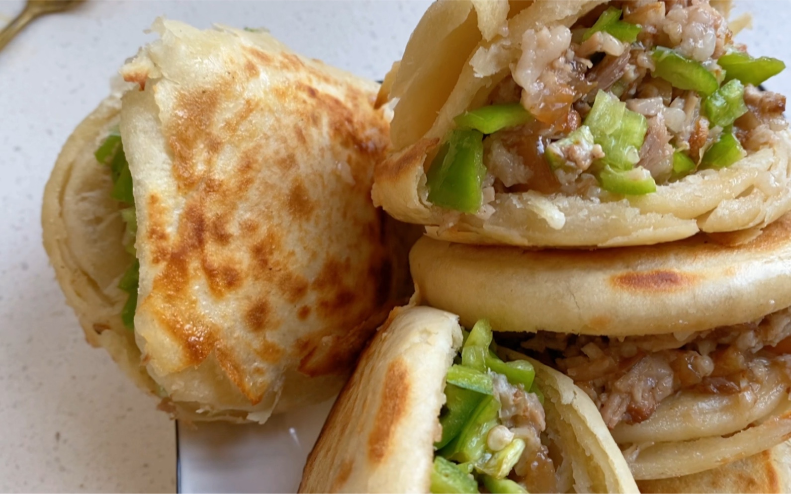 保定封控7天了大胖终于吃上了酱肉火烧一口气吃俩