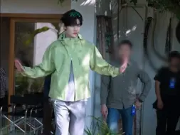 章昊过独木桥，身后保安随时准备飞扑救人（保安做得好！）孩子打小平衡不太好哈哈哈！和章昊一起拍摄真的欢乐多多！他好有趣！