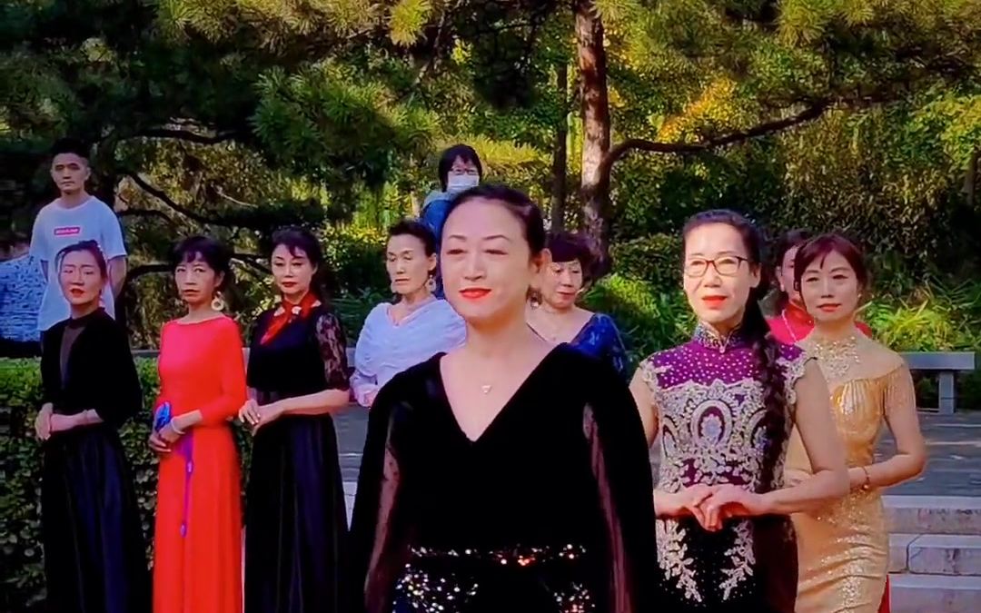 [图]美丽的晚礼服走秀 《草原上的鲜花多美丽》