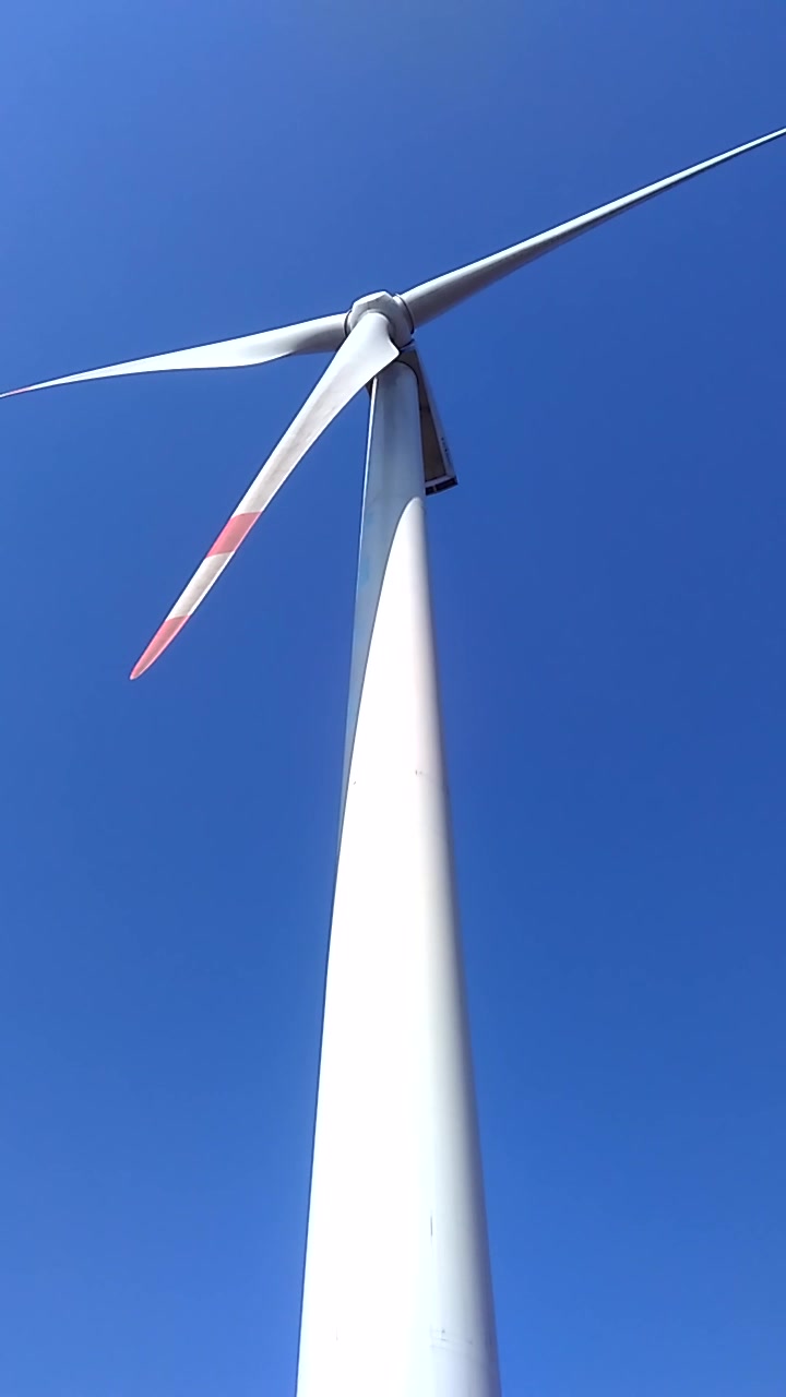 带你近距离看看风力发电机是什么样的冬天拍的风叶上面结冰还在往下掉