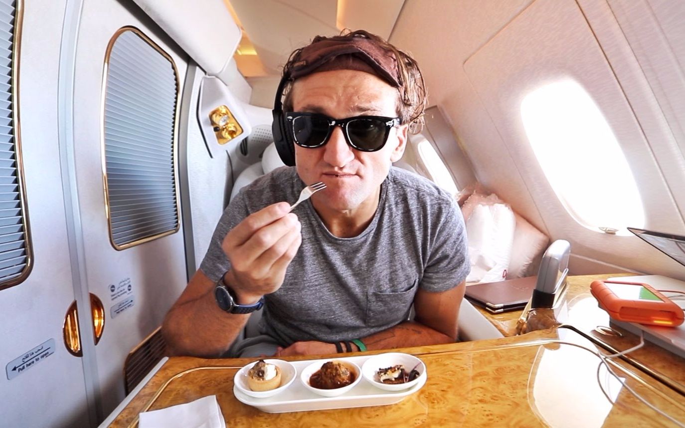 [图]【Casey Neistat】 中文字幕 坐21000美刀的头等舱是什么体验？THE $21,000 FIRST CLASS AIRPLANE SEAT