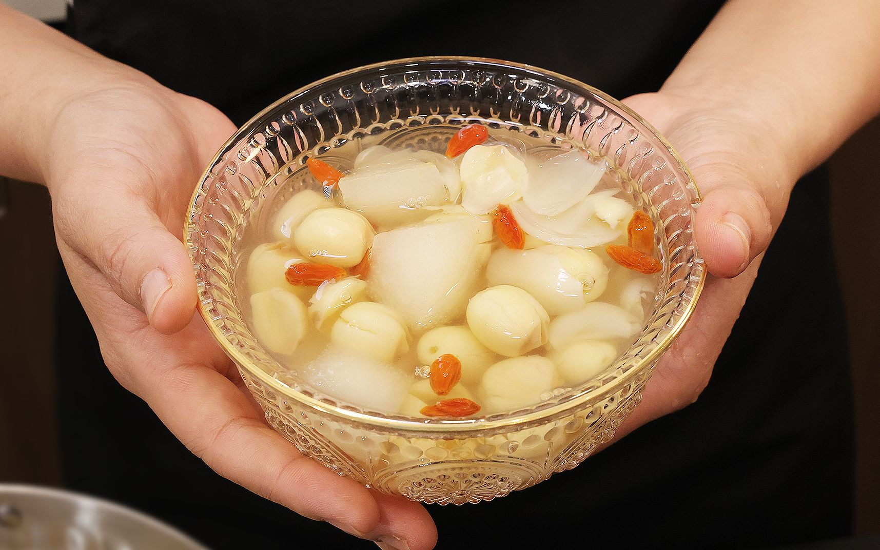 广东人超爱的应季甜汤,清甜滋润好喝,入秋后要多给家人煲|莲子百合