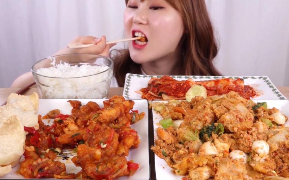 韩国美女大胃王吃播:开吃印度尼西亚当地美食辣味酱炒鱿鱼,花生酱拌