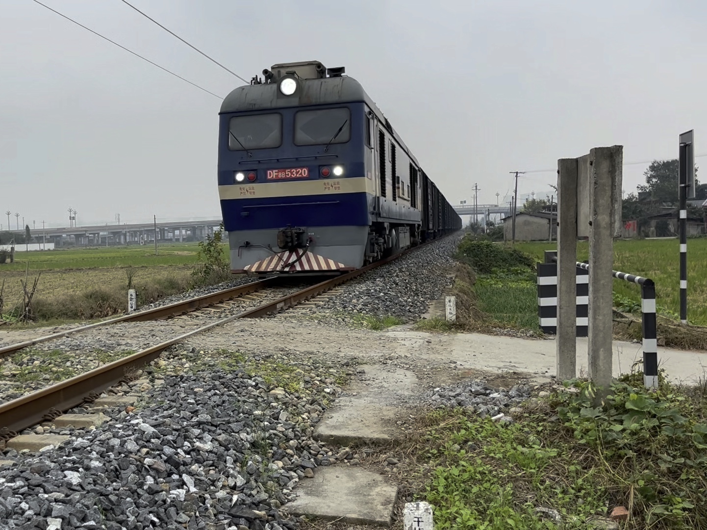 成局成段df8b 5320牵引17节棚车经广岳线去什邡站方向