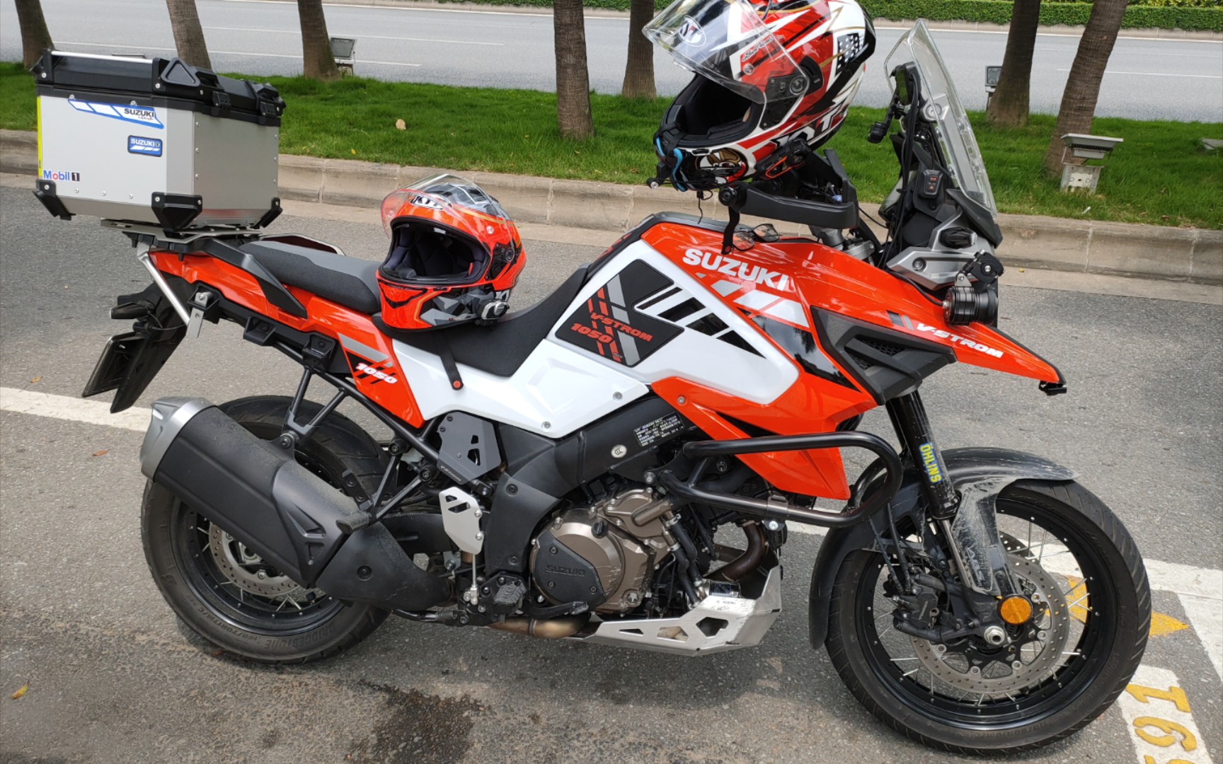 铃木dl1050,带老婆去劈弯