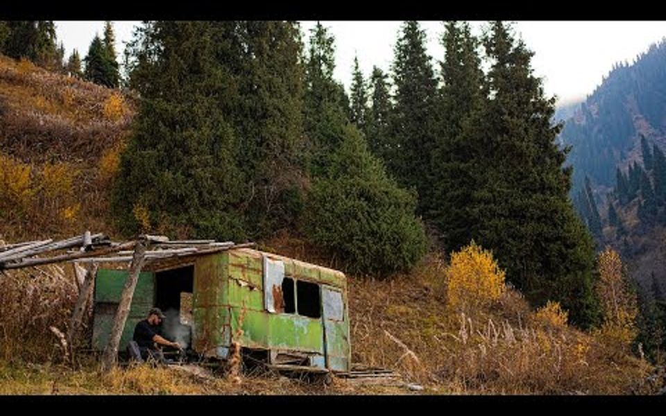 [图]【Life in the Wild】山中的铁棚，森林深处的意外发现，废弃的地方