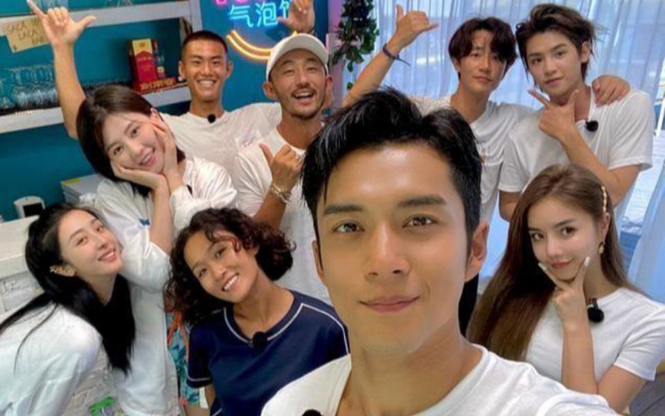 《冲浪店老友记》韩东君黄明昊比赛吃瓜 瞬间消灭西瓜仿佛开挂
