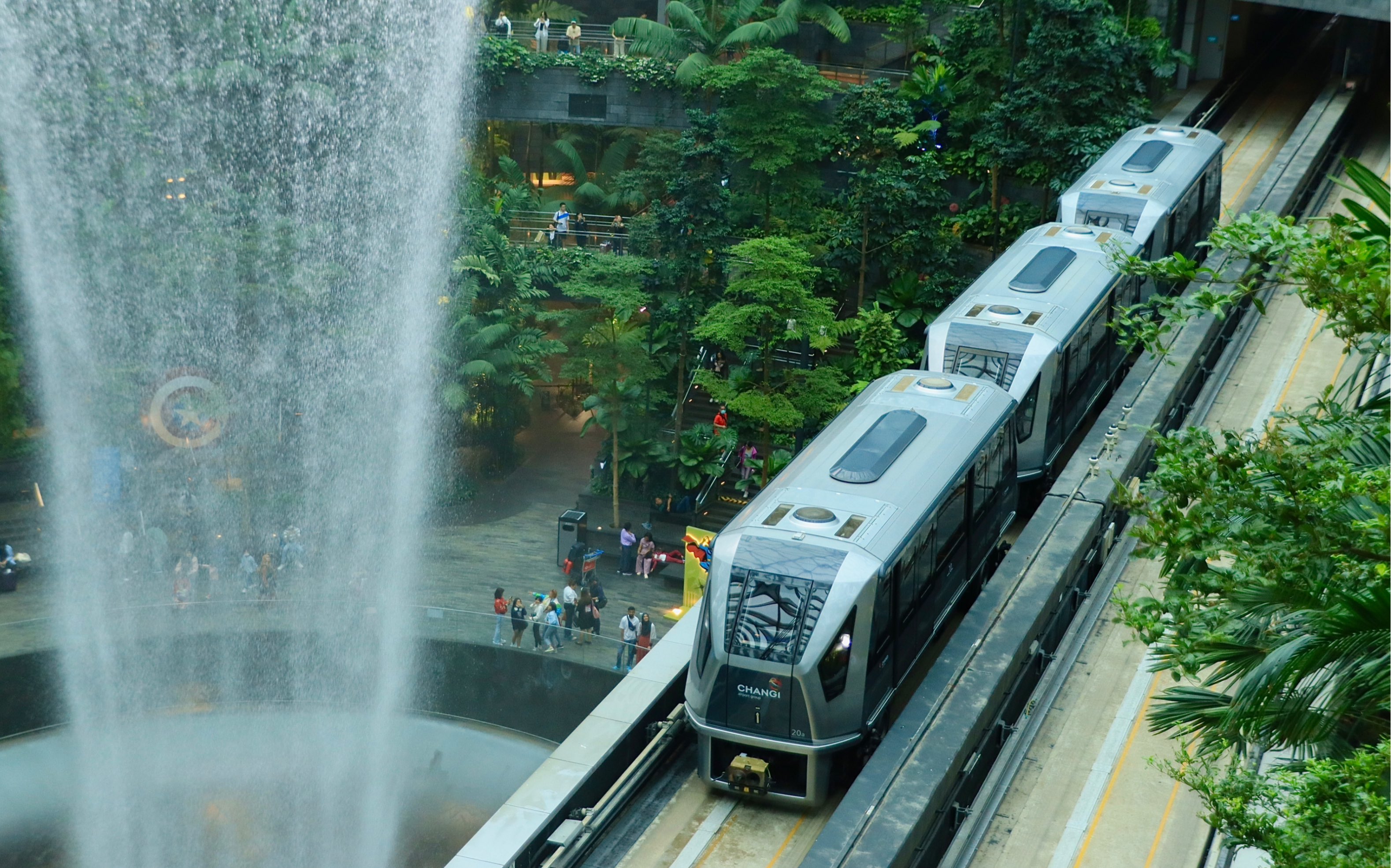 【樟宜国际机场】旅客架空列车通过jewel星耀樟宜