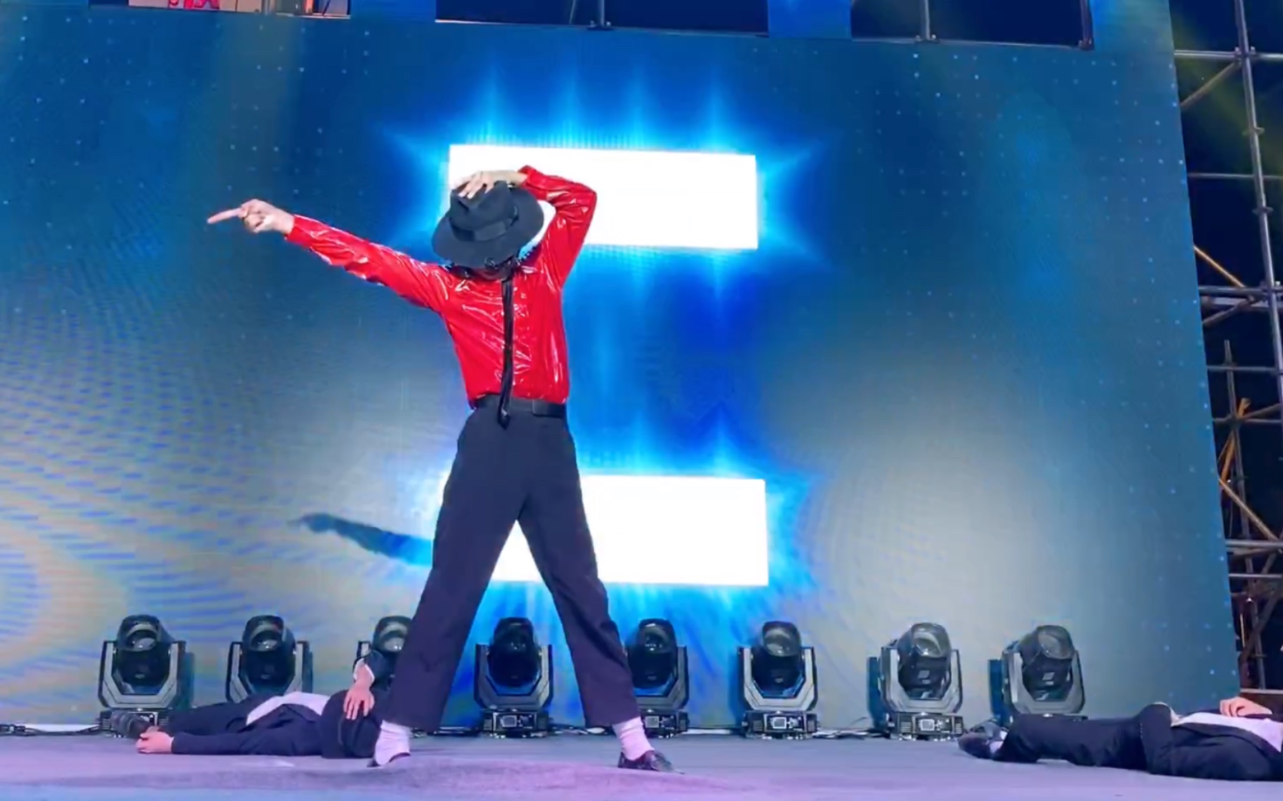 迈克尔杰克逊之光那个女孩很危险演绎mj封神舞蹈dangerous