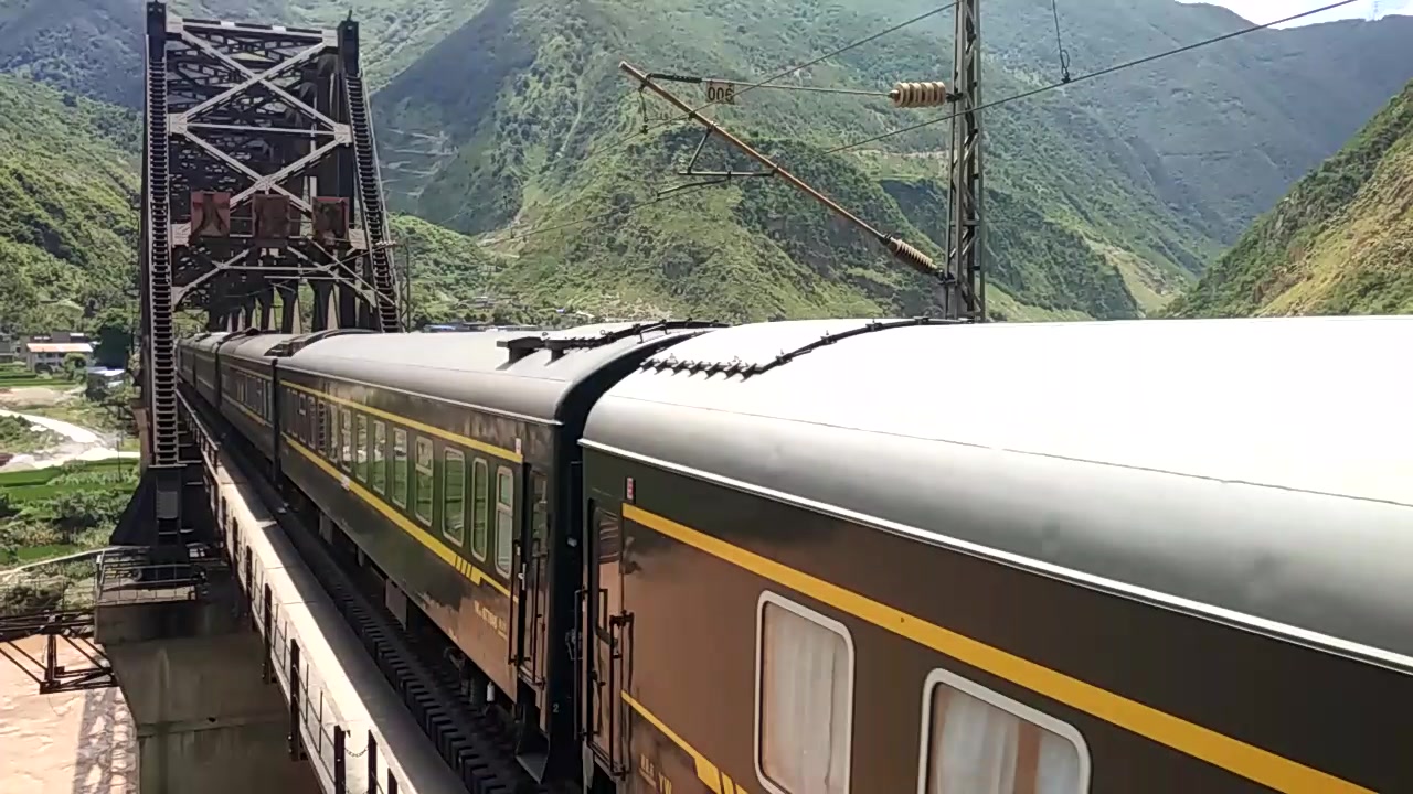 成昆线暑运,成局成段和谐电3c牵引客车t8869次(成都→攀枝花)通过大