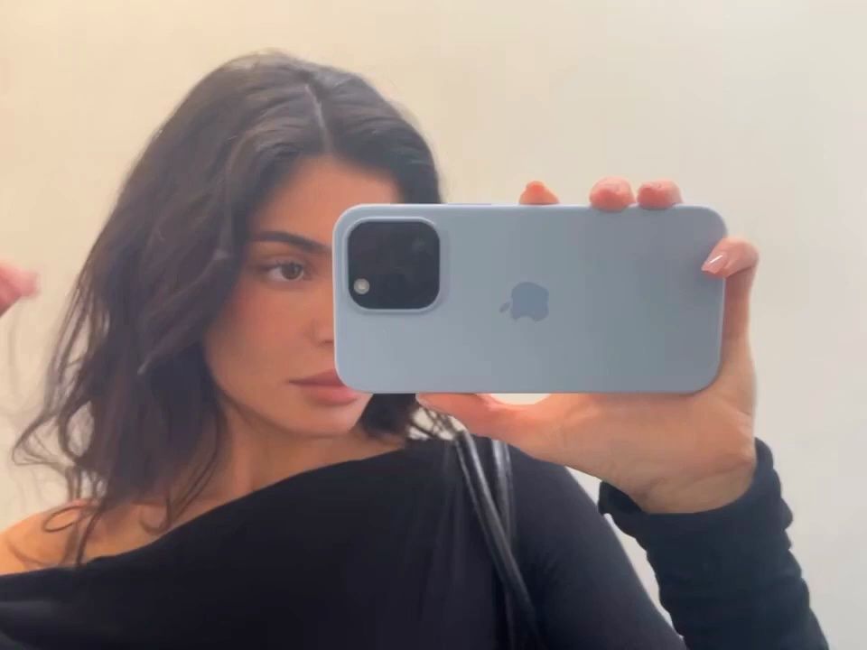 【球场花边】凯莉·詹娜发布视频展示她的身材和服装