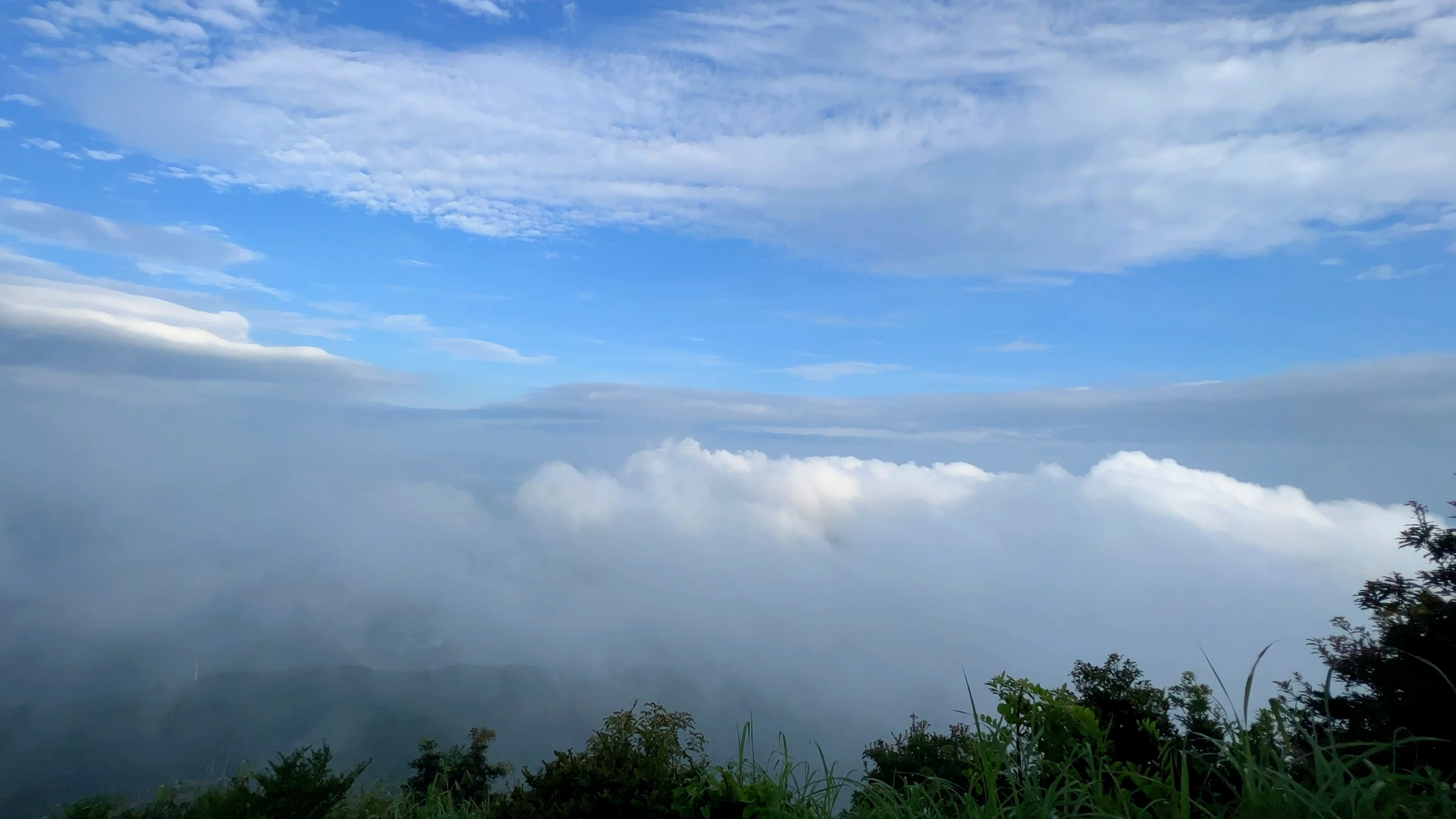 轻舟已过万重山～ #山顶的风景总要自己去看 #治愈系风景蓝天白云晴空