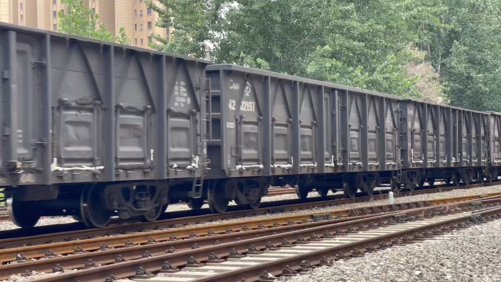 徐沛铁路df4b-7694牵引49节重车2节空车从孔庄矿拉来后直达徐州(司机