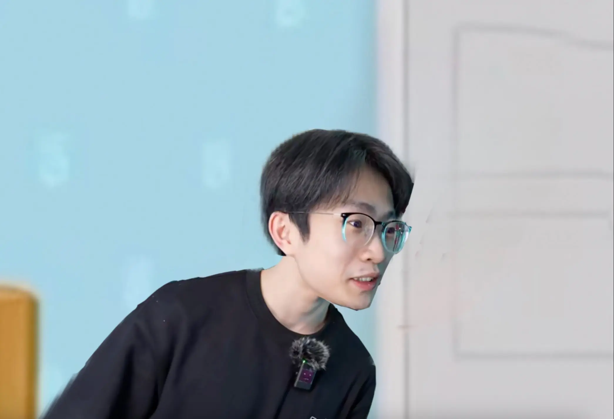 打量翻新后办公室的何同学_哔哩哔哩_bilibili