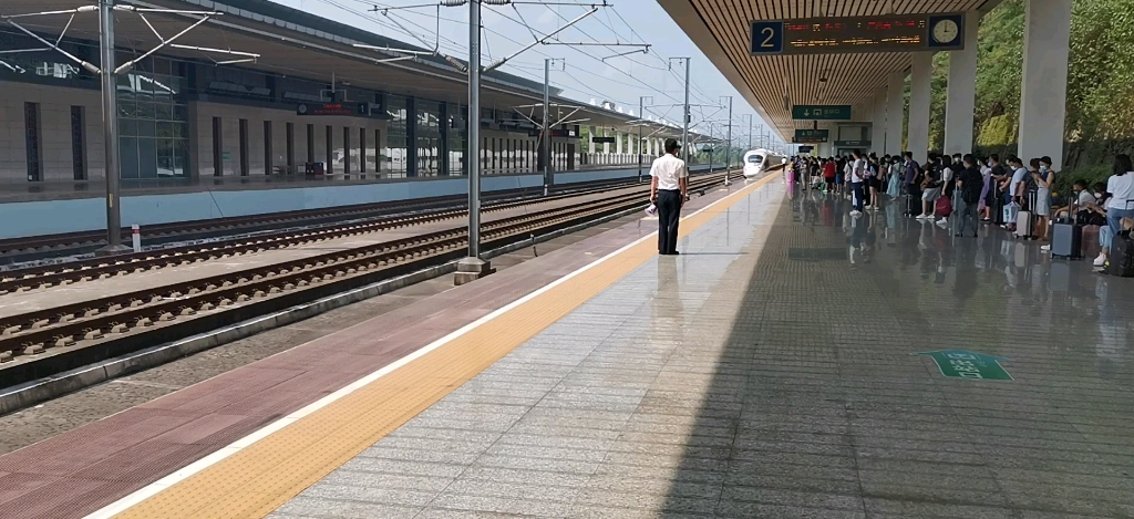 清远站列车进站