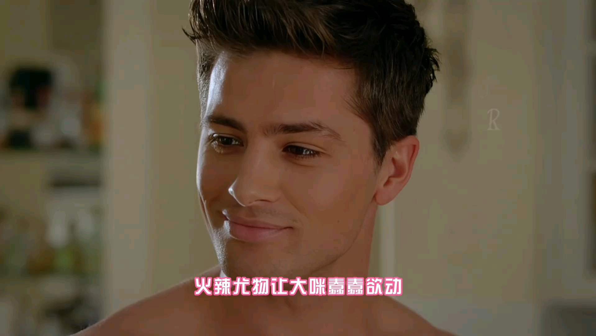 肌肉男在家里锻炼秀肌肉被偷窥