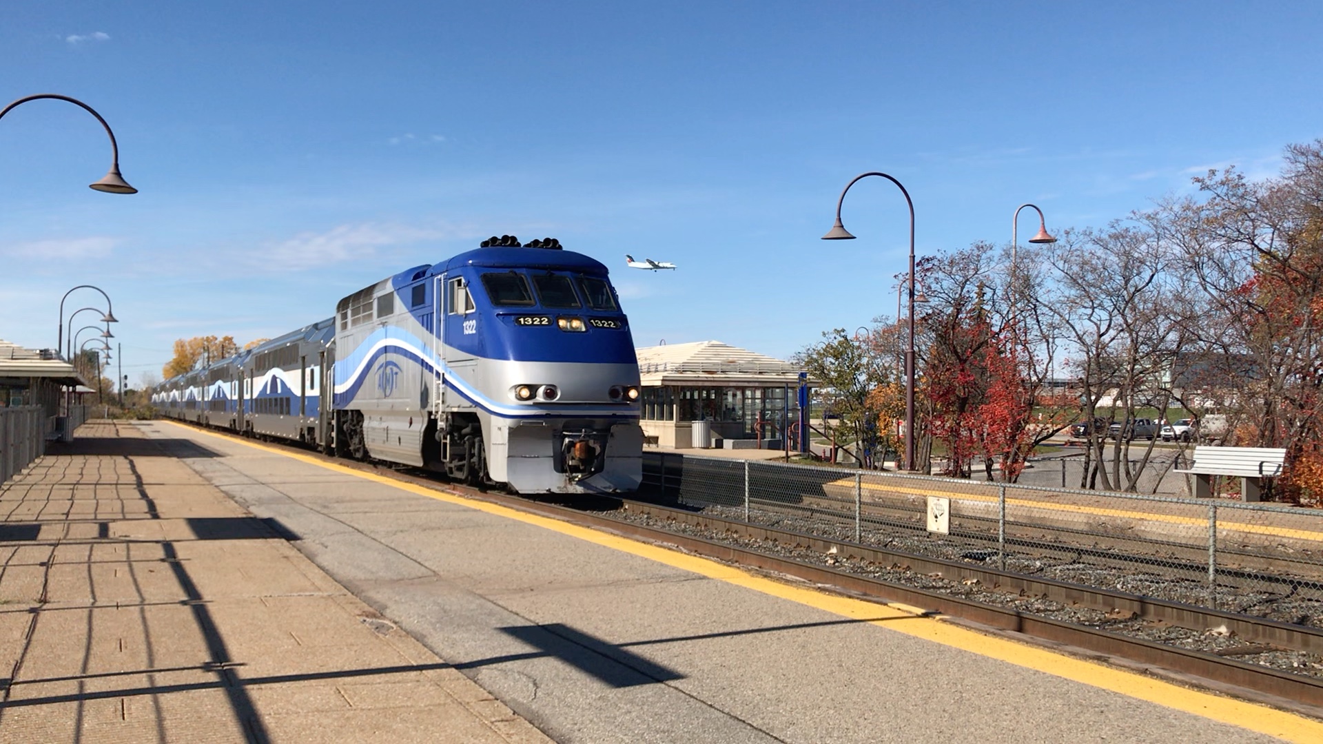 蒙特利尔市郊通勤铁路vh线1号线列车往montréal蒙特利尔方向进dorval