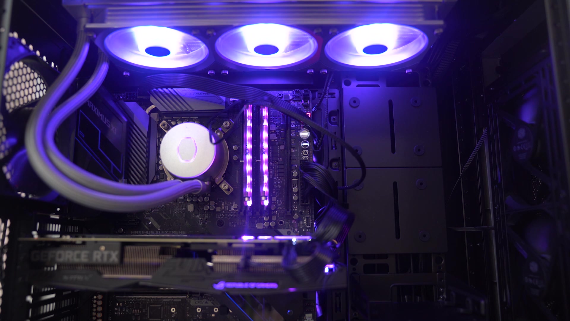 酷冷至尊冰神p360argb银色版灯光展示