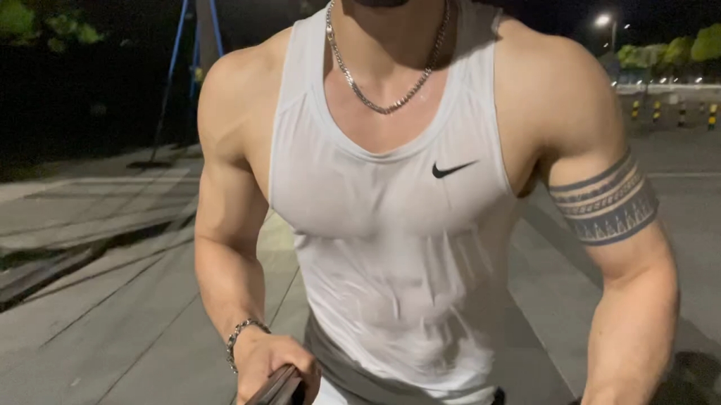 运动的肌肉男