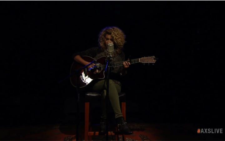 [图]Tori Kelly Performs -Paper Hearts- on AXS Live