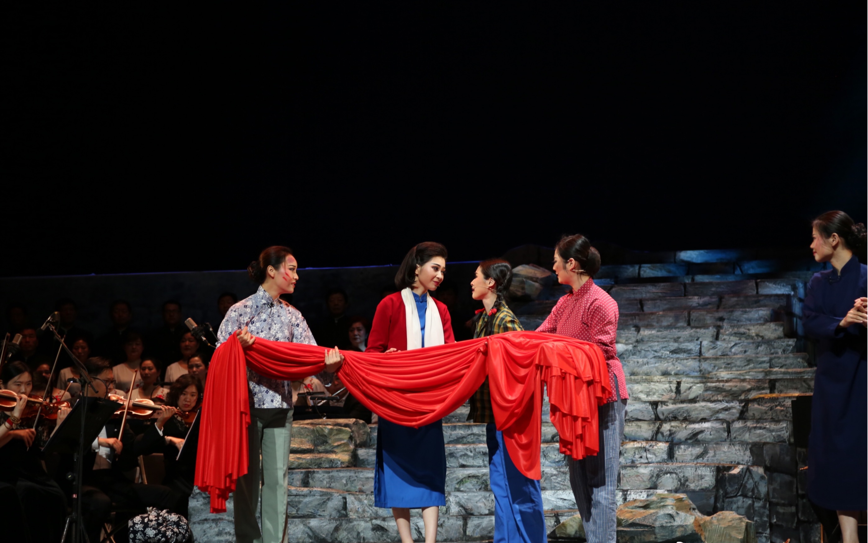 大型黄梅戏交响乐《红梅赞》选段"绣红旗" 演唱者:袁媛等