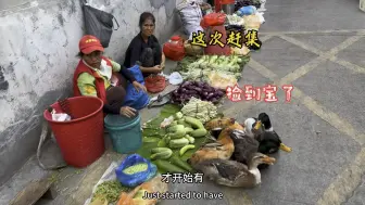 Скачать видео: 捡到宝了，80块钱买来一条溪流鱼，用山泉水煮了一锅太香了