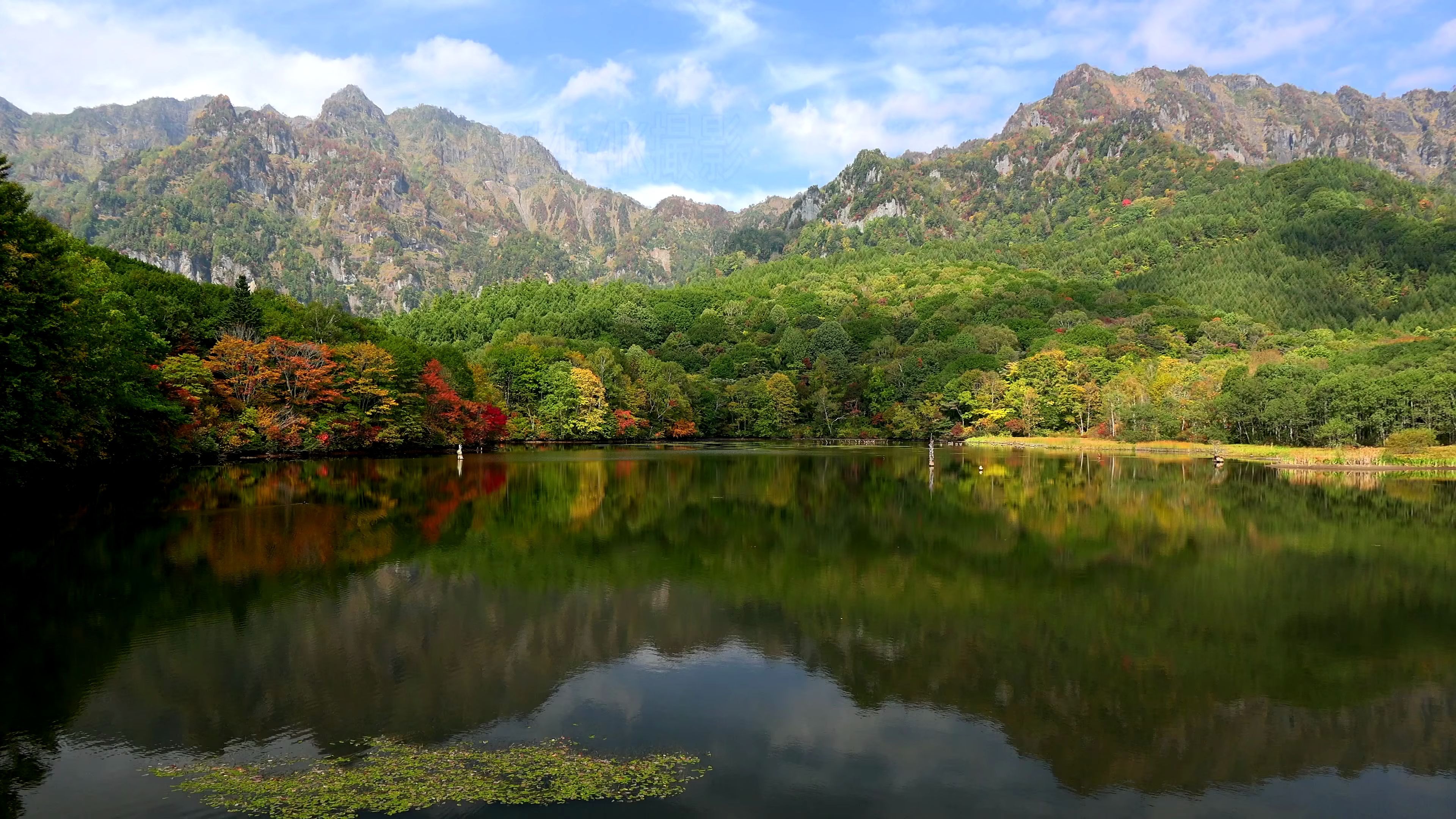 紅葉の戸隠鏡池・4k ( 2160 x 3840 )