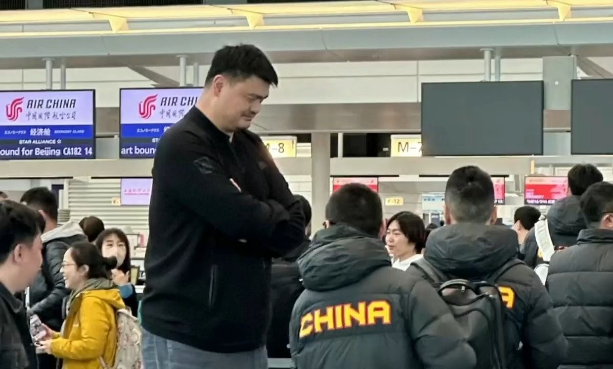 姚明现身机场被偶遇，2米26在人群中鹤立鸡群，粉丝求签名遭拒绝
