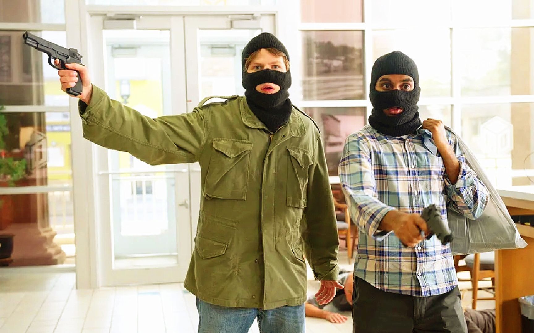 天才穷小子抢银行,手拿一把玩具枪,被银行员工耍得团团转_哔哩哔哩