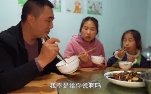 Descargar video: 桃子姐摘桑葚捡沙菇儿，回家做一盘川味沙菇儿，酸辣开胃，真解馋