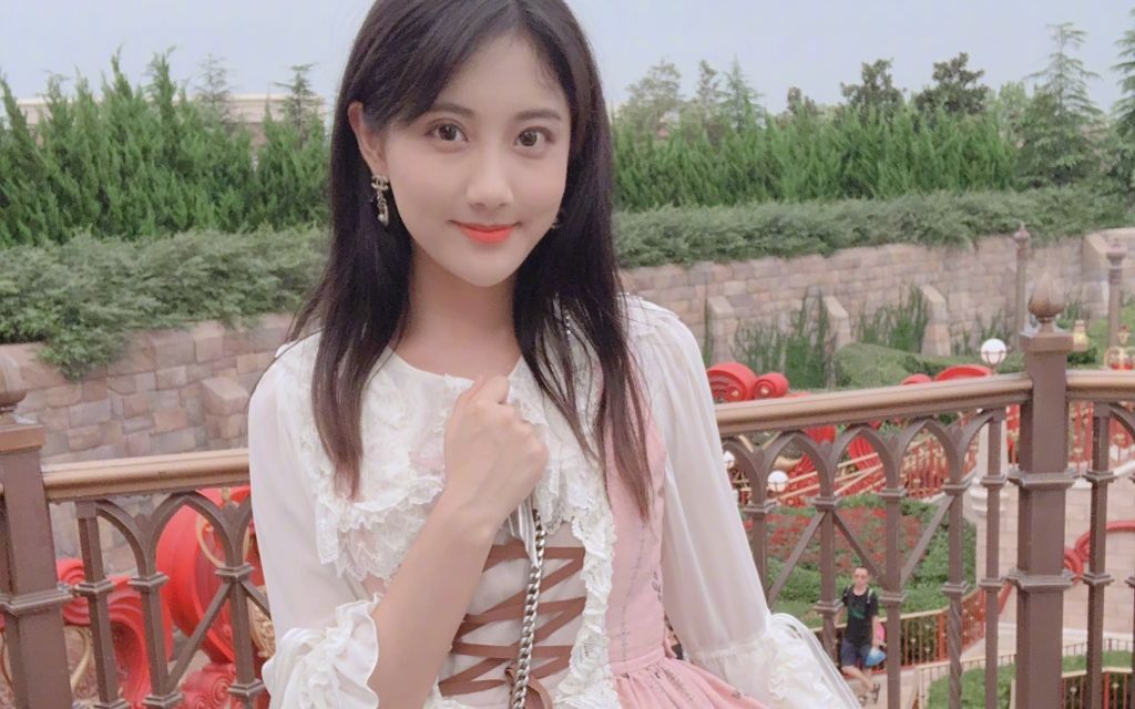 【卡朵】【李艺彤x冯薪朵】发卡想毁灭世界,想给成员换衣服,朵朵神