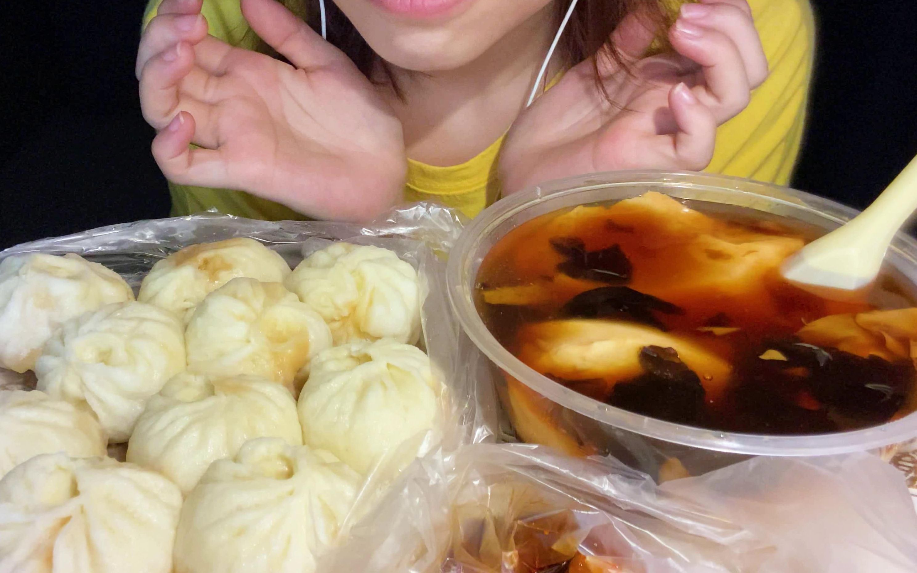 下夜班吃一屉包子 一碗豆腐脑 辣椒油不能少