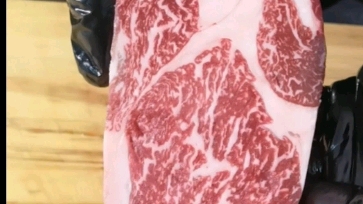 [图]干式熟成牛排，外文名叫Dry Aged Beef，简称DA牛排。起源于早年欧美贵族、土著居民在狩猎后为了便于猎物保存，将吃不完的肉块放置于地窖、冷窖中阴干。