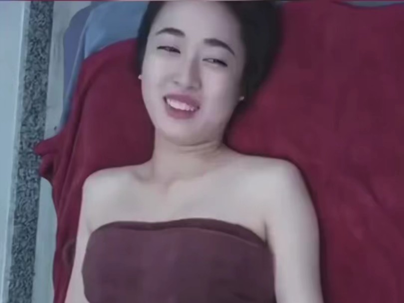 看美女满脸憋笑,一脸享受的样子,一定很舒服