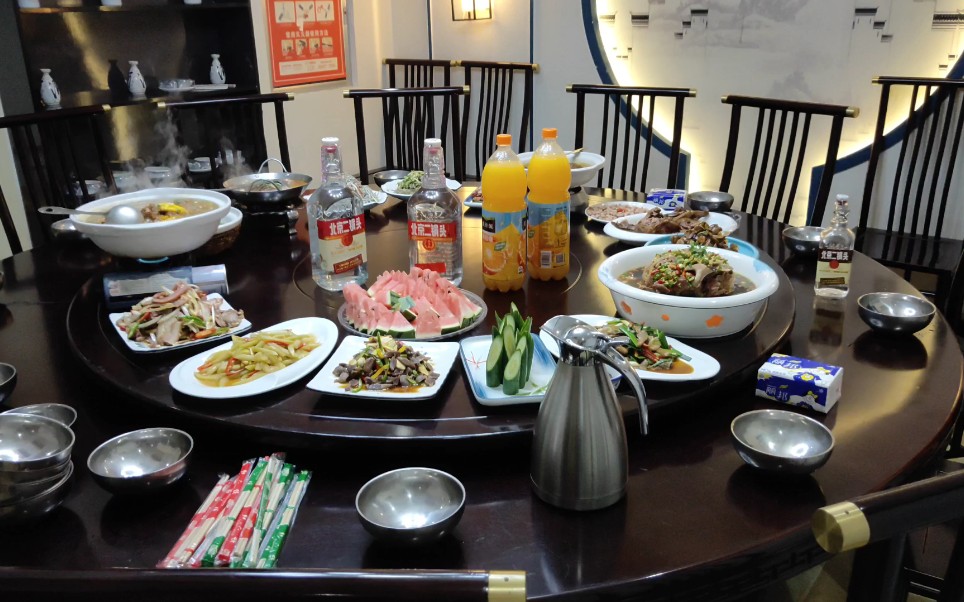 饭店大厨回家结婚,晚上安排一大桌子菜,非常丰盛