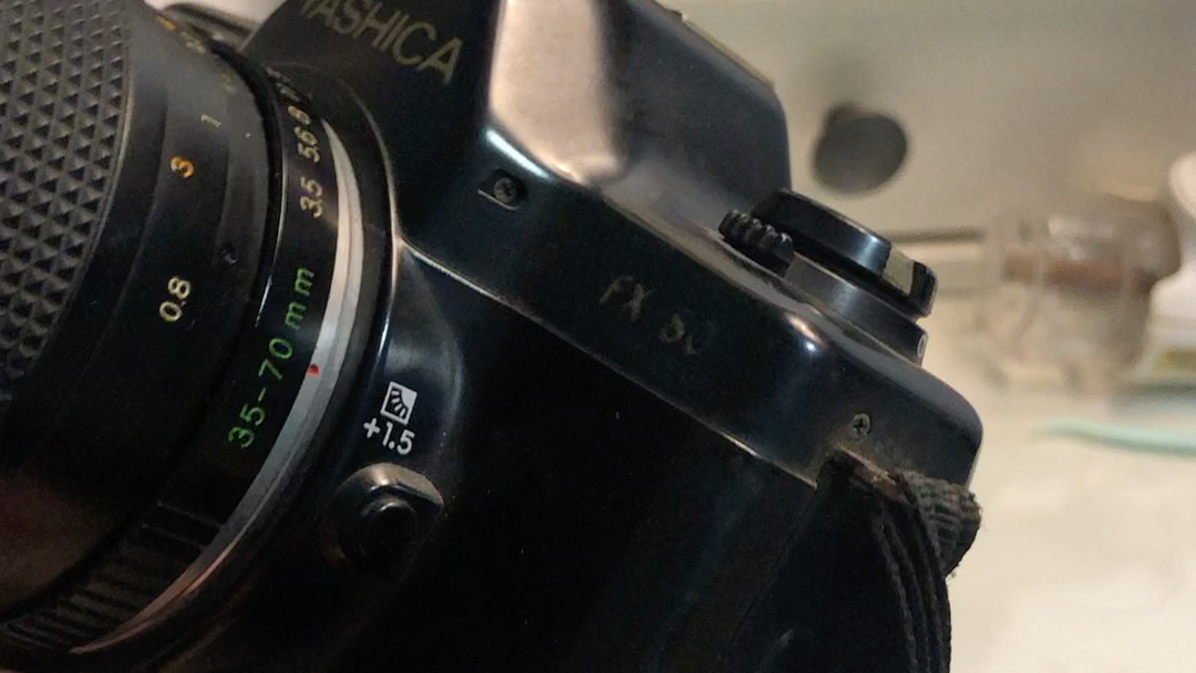 三十五岁高龄的yashica fx-80,就在刚刚上了两节七号电池回光返照了