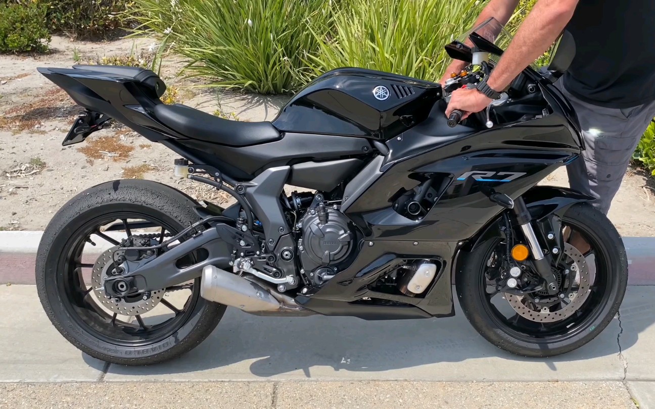 你们要的雅马哈r7来了!只可惜大陆没有引进