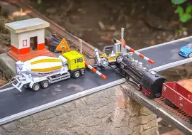 Download Video: 😱蒸汽火车🚂⚠️撞击铁路交叉口的多辆汽车🚗