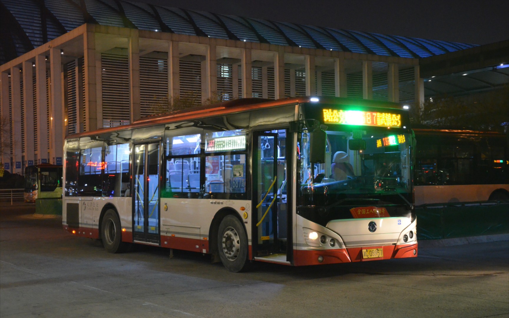 天津公交687路申龙slk6109uld5hevz1松正四代行走音视频