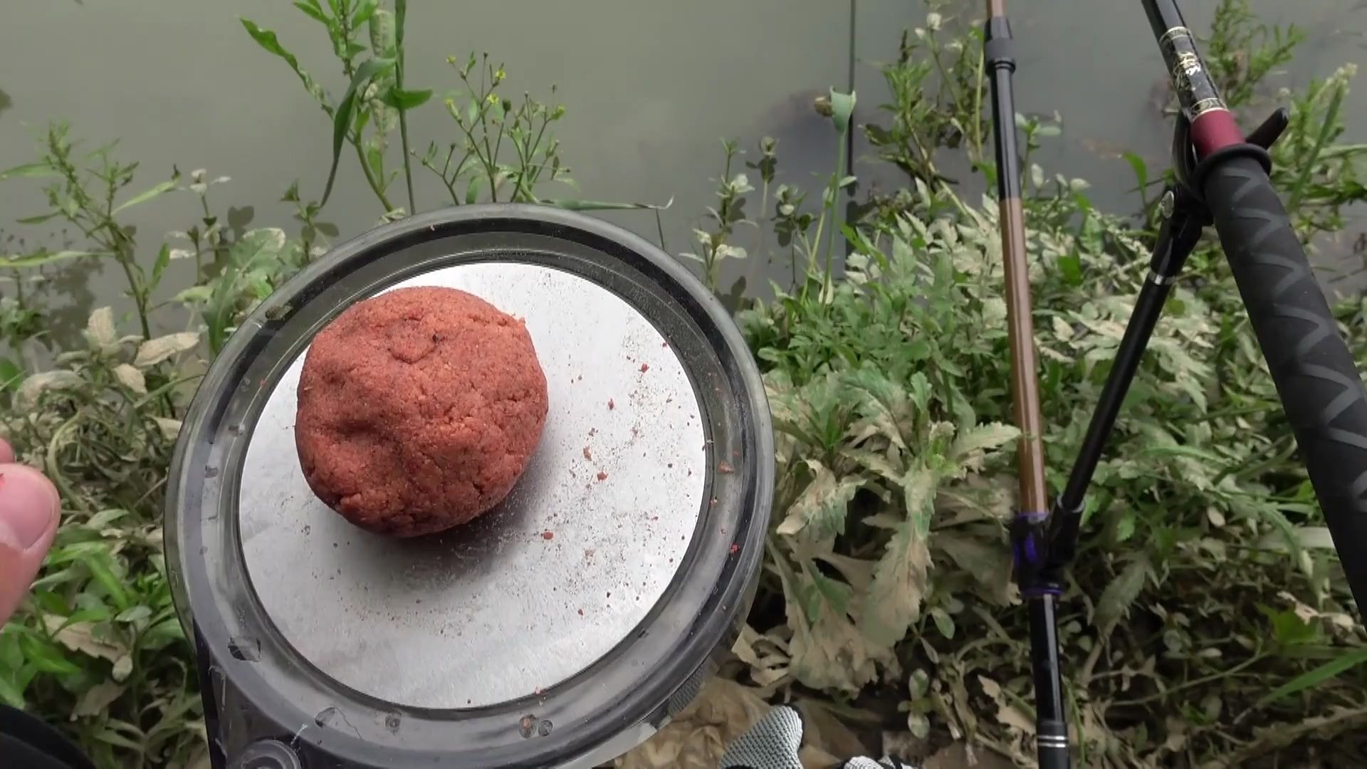 拉饵钓鲫鱼,这样的思路还不错