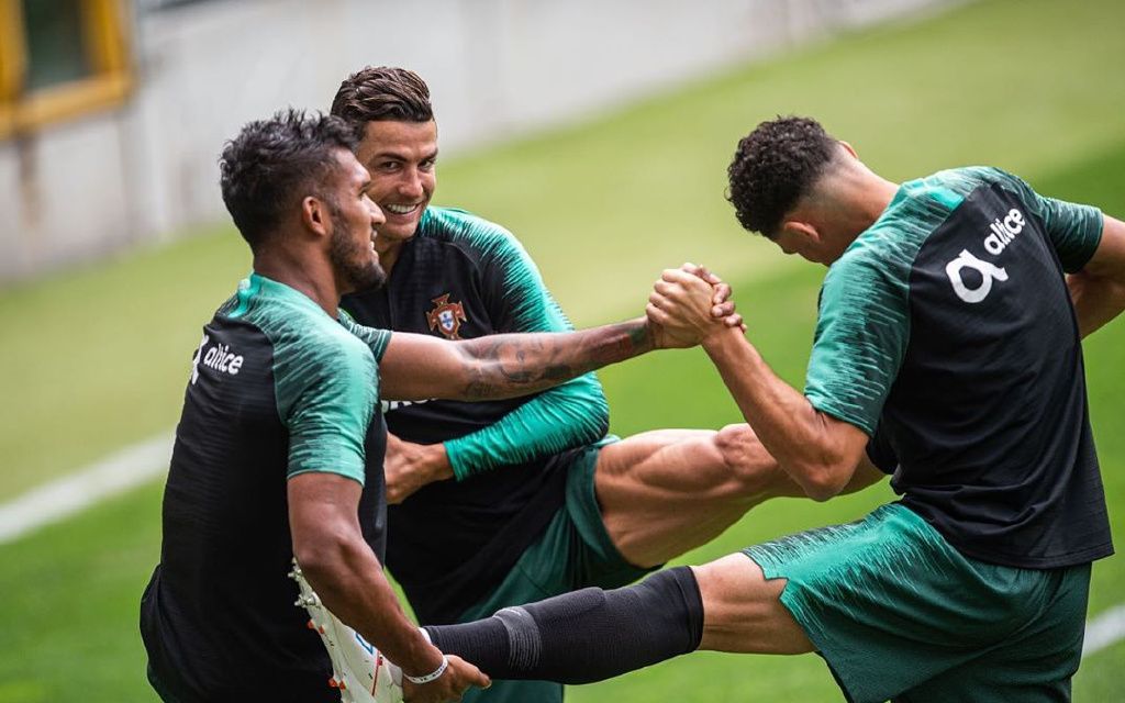 【c罗】葡萄牙集训集体照花絮