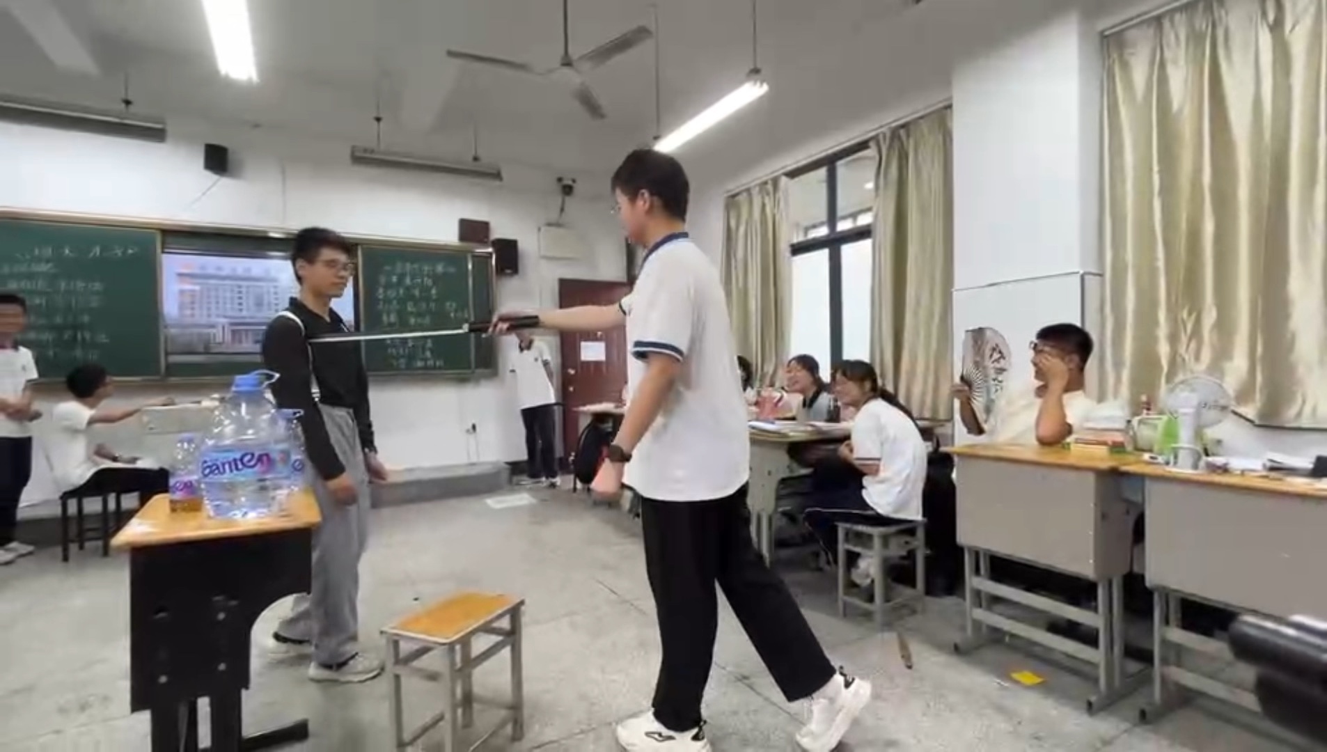 当涂一中2023届三班话剧《皇帝与刺客》